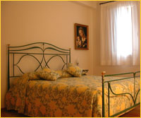 foto di una camera confortevole e luminosa con bagno