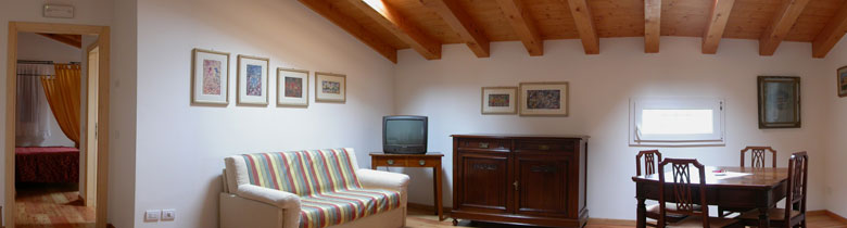 foto del miniappartamento dotato di camera da letto cucina bagno e sala con travi in legno a vista
