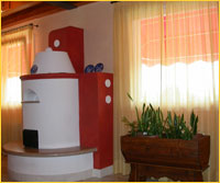 un particolare del grazioso caminetto