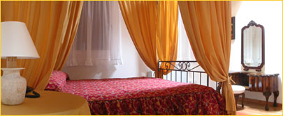 un particolare della suite con letto a baldacchino